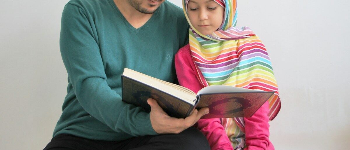 Ein Vater und seine Tochter lesen gemeinsam ein Buch