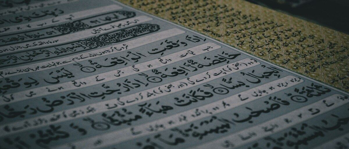 Nahaufnahme von arabischem Text auf einer aufgeschlagenen Seite