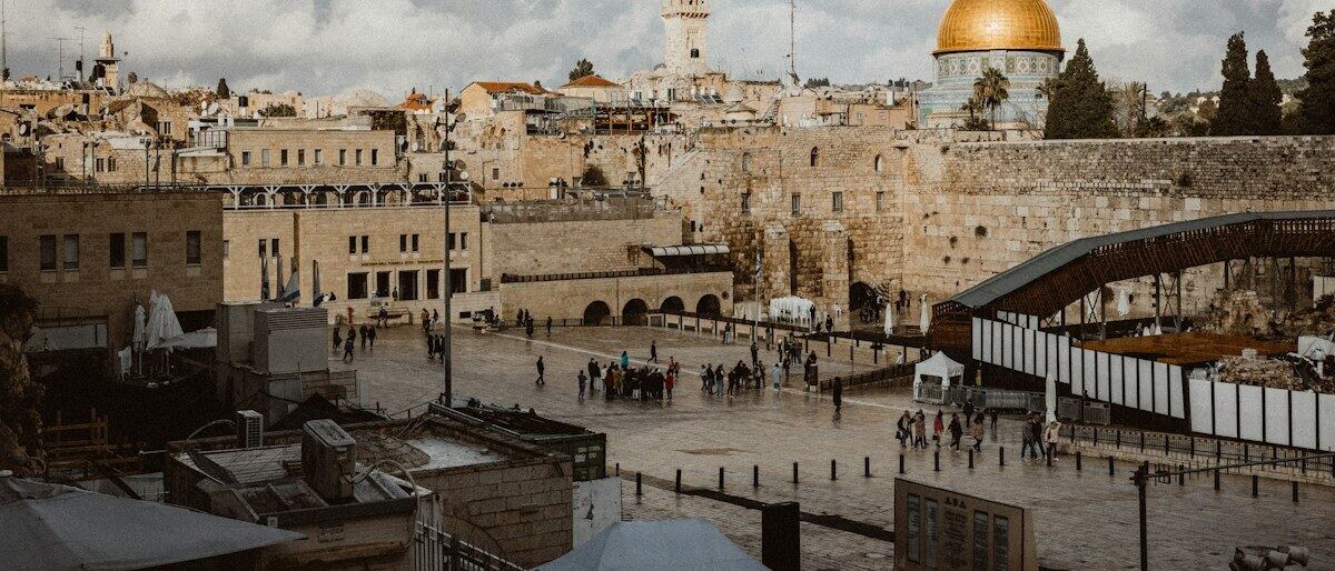 A Cidade Velha de Jerusalém com o dourado Domo da Rocha